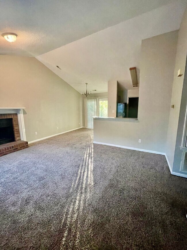 Building Photo - This Adorable 2 bedroom 2 bath duplex is l...