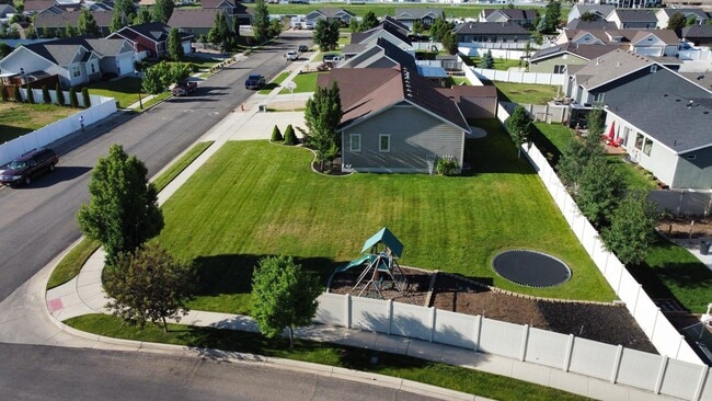 Building Photo - 1022 E Old Mill Dr