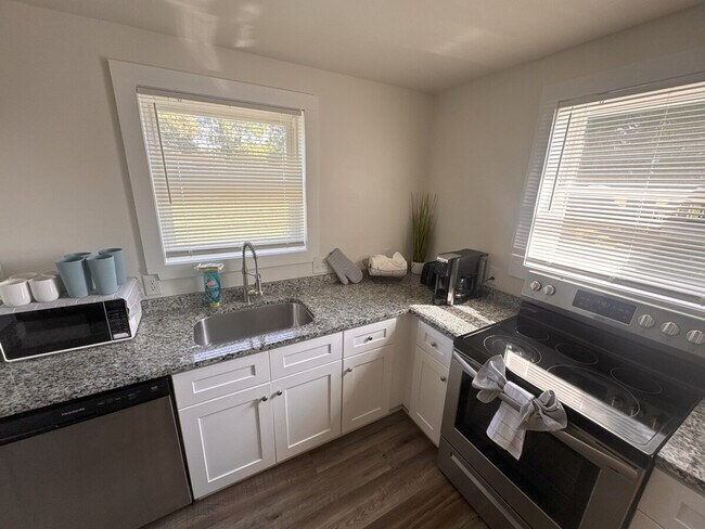 Foto del edificio - 405 Cedar Lane Rd