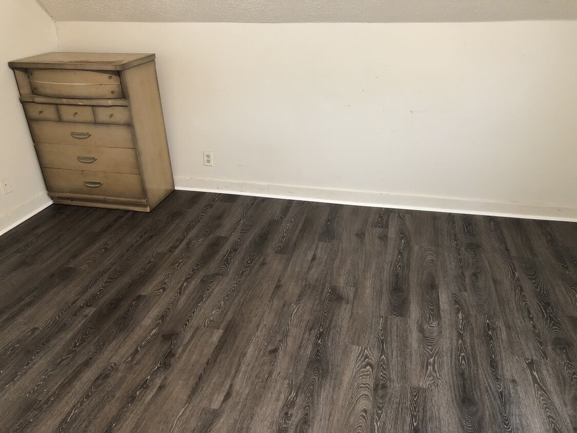 New floors in the bedroom. - 2827 Vine St