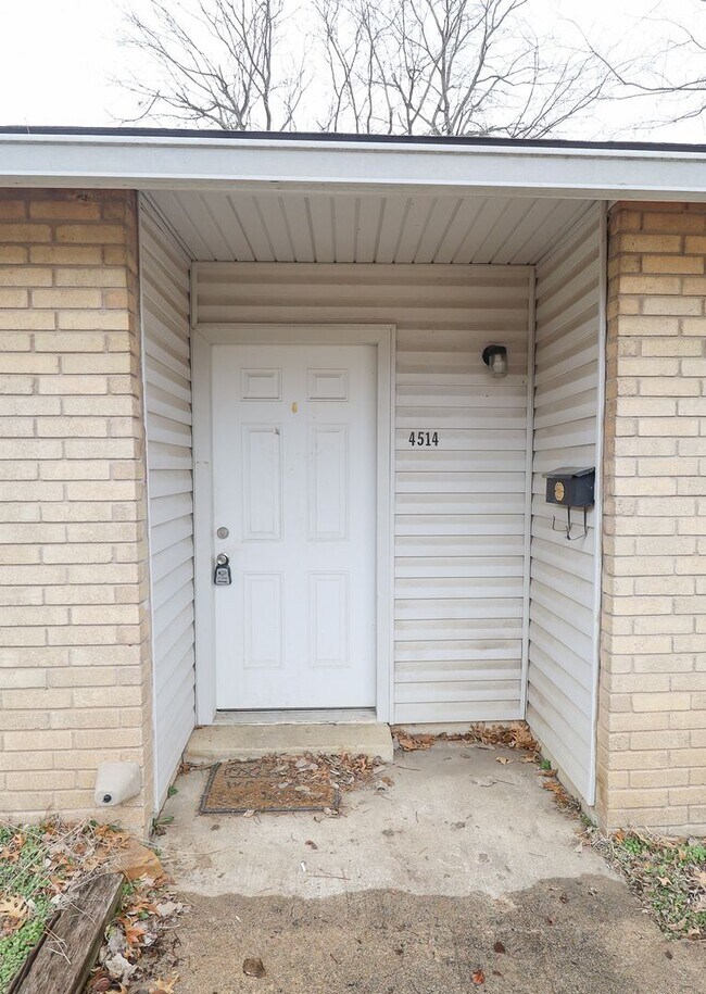 Building Photo - 2 BED 1 BATH HOUSE