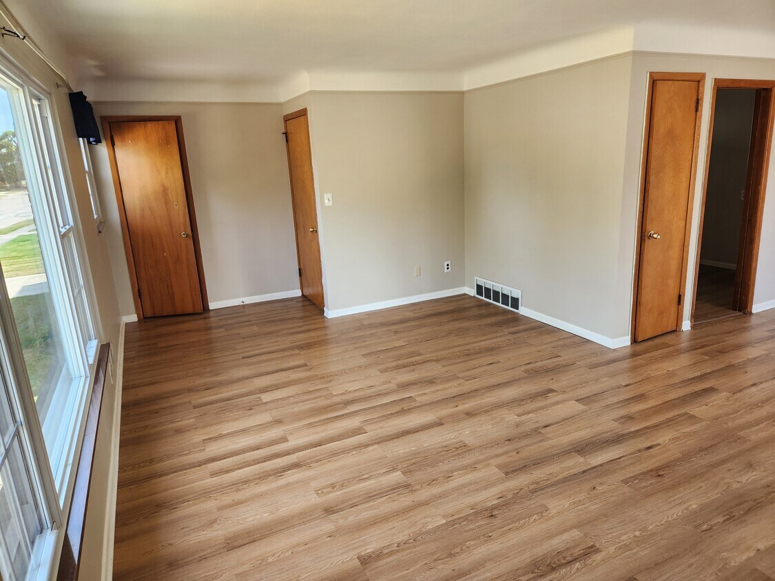 Foto principal - 7717 Kenton Ave