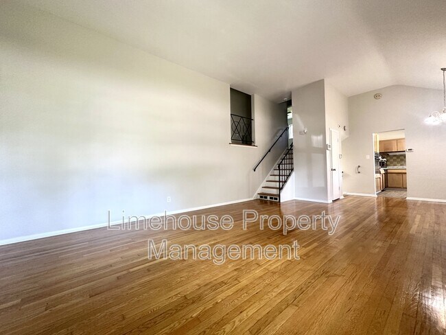 Foto del edificio - 562 Briar Hill Rd