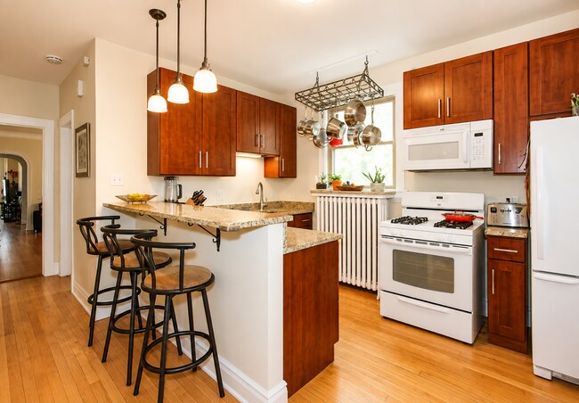 Cocina reformada con todas las comodidades. - 414 S Harvey Ave