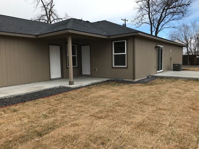 Building Photo - Newer Construction Duplex!!