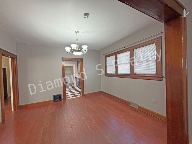 Building Photo - 816 E Delmar St
