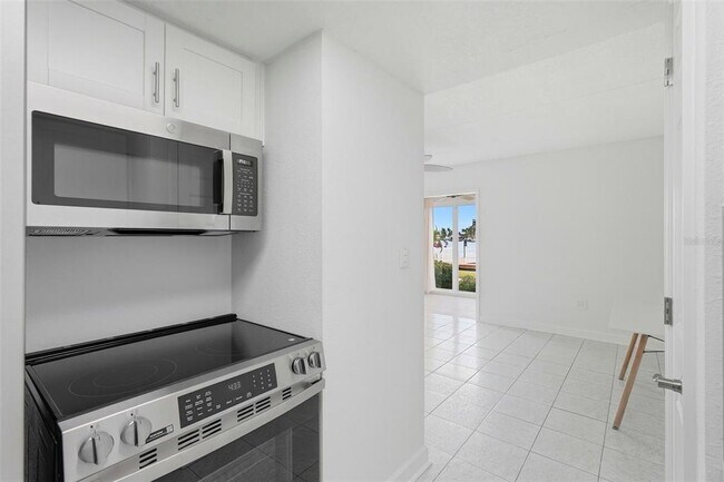 Foto del edificio - 8921 Blind Pass Rd