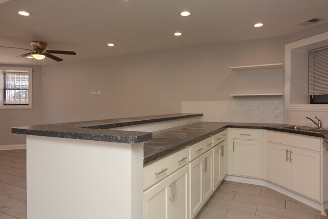 Foto del edificio - 902 W Montrose Ave