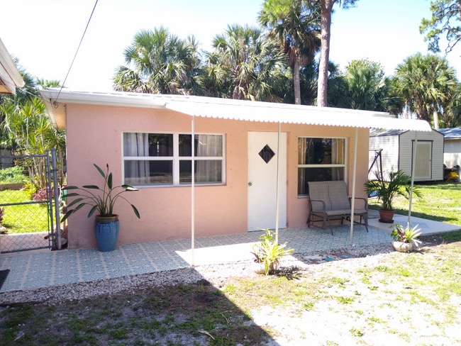 Building Photo - 501 SW Riveredge Dr
