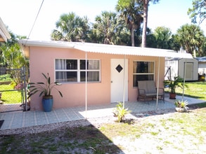 Building Photo - 501 SW Riveredge Dr