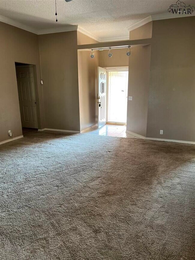 Foto del edificio - 822 Sugarbush Ln