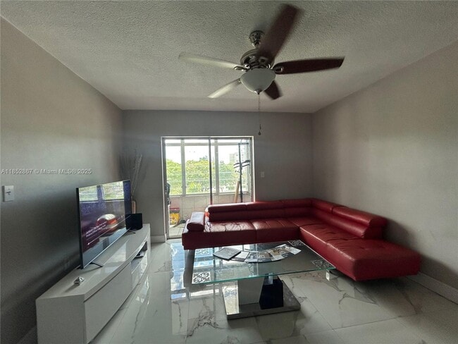 Foto del edificio - 120 Royal Palm Rd