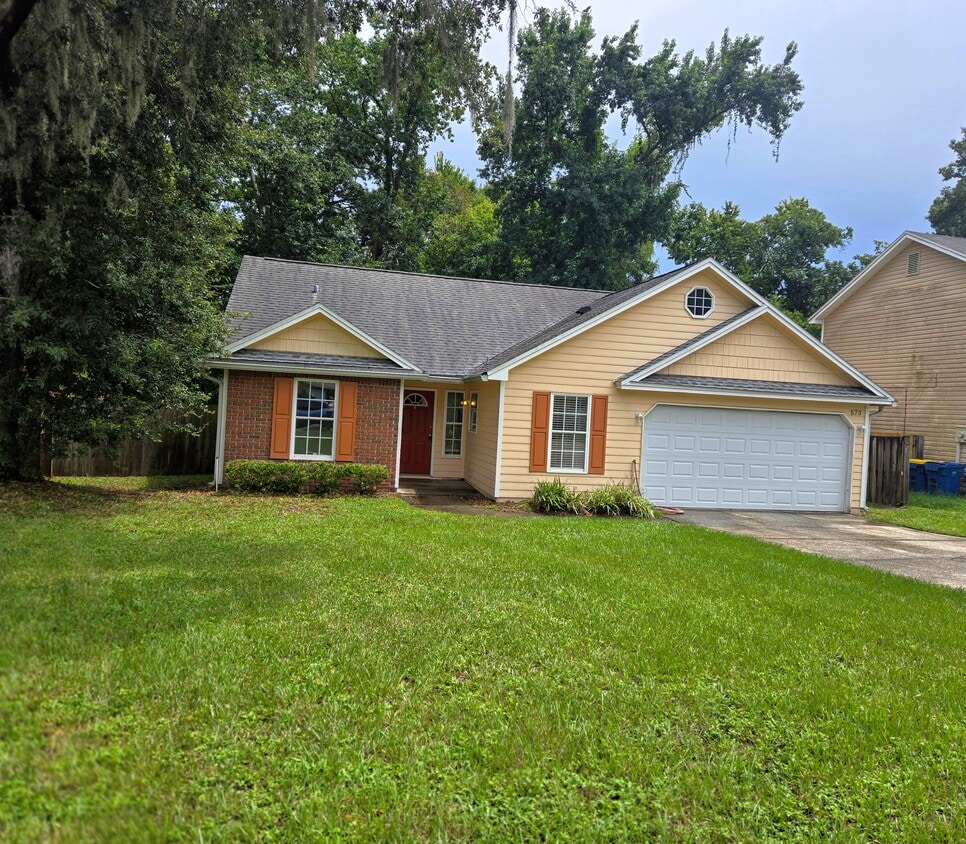 3/2 Private home w 2 car garage - 573 Serenade Cir E