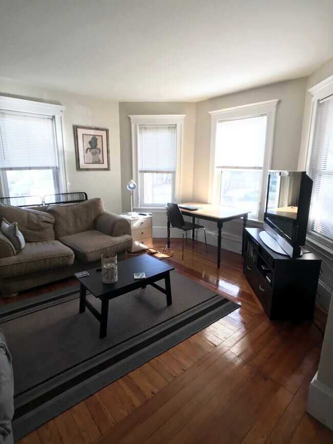 Foto del edificio - 7 University Ave