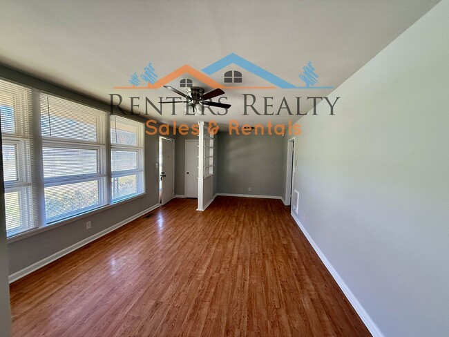 Building Photo - 3 bedroom house with Fenced Yard