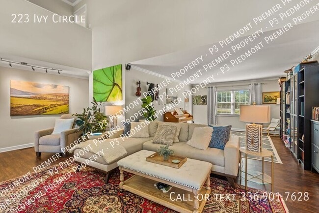 Foto del edificio - 223 Ivy Cir