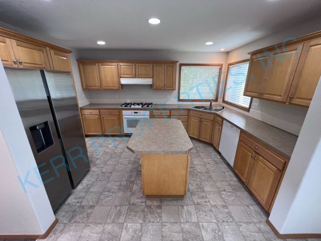 Building Photo - Gorgeous 4 Bd / 2.5 Bth - Gas Fireplace - ...