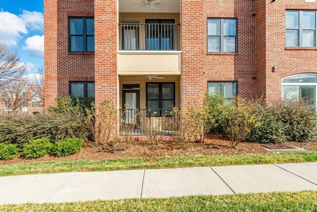 Foto del edificio - Luxurious 2BR Condo with Fantastic Upgrades!  Pet friendly!