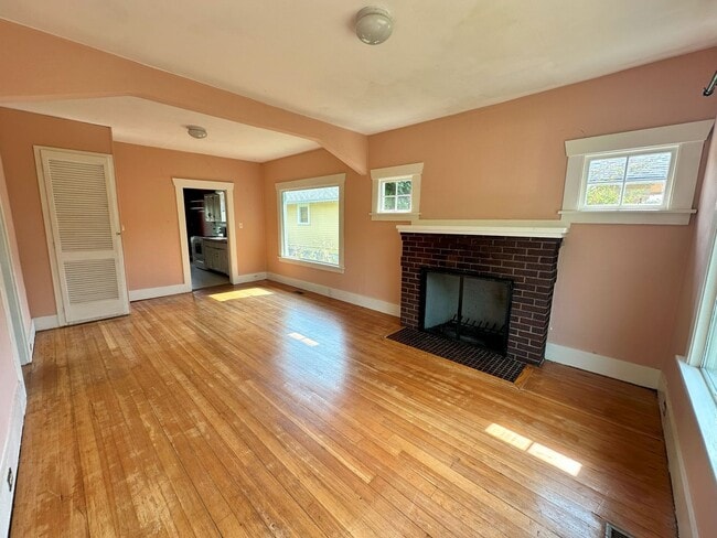 Building Photo - 2 bdrm/1 bath Lettered Streets cottage for...