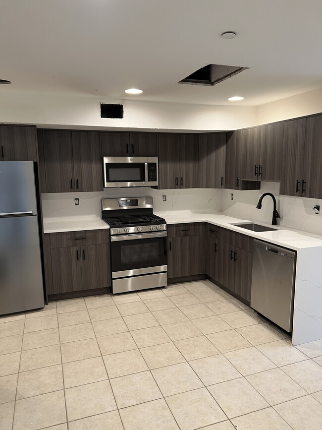 Kitchen - 554 Bloomfield Ave