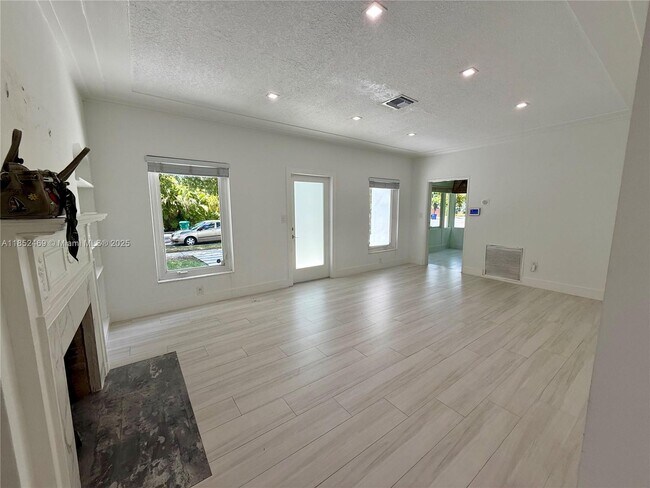 Foto del edificio - 761 NE 77th St