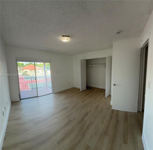 Foto del edificio - 7155 Miami Lakes Dr