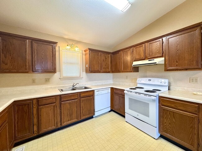 Building Photo - 2 Bed • 2 Bath • Overlooking the White River