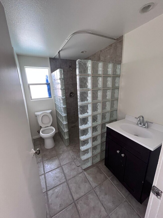 Foto del edificio - AVAILABLE NOW