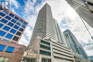 Building Photo - 2221-2221 Yonge St