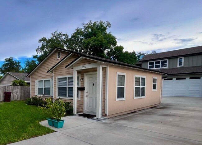 Foto del edificio - 2708 E Jefferson St