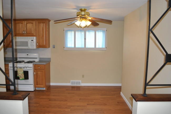 Building Photo - 718 Colonial Manor Rd