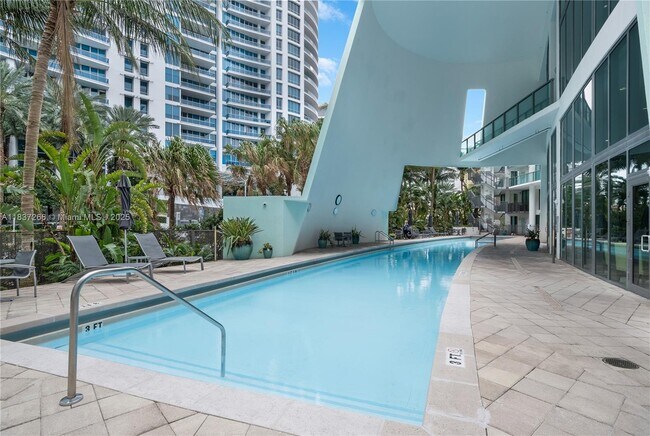 Foto del edificio - 6000 Collins Ave