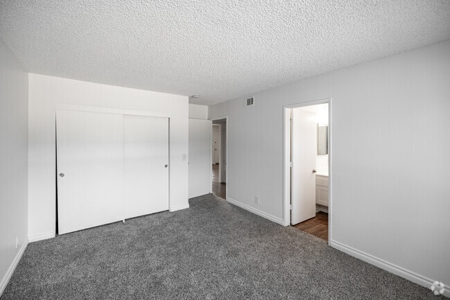 2 habitaciones, 2 baños - 1025 pies cuadrados - Dormitorio principal - Tustin View