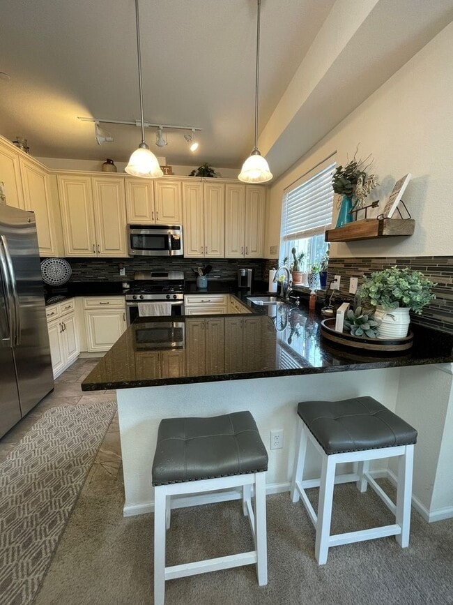 Building Photo - Gorgeous 3 Bed / 2.5 Bath Townhome, 1 Car ...