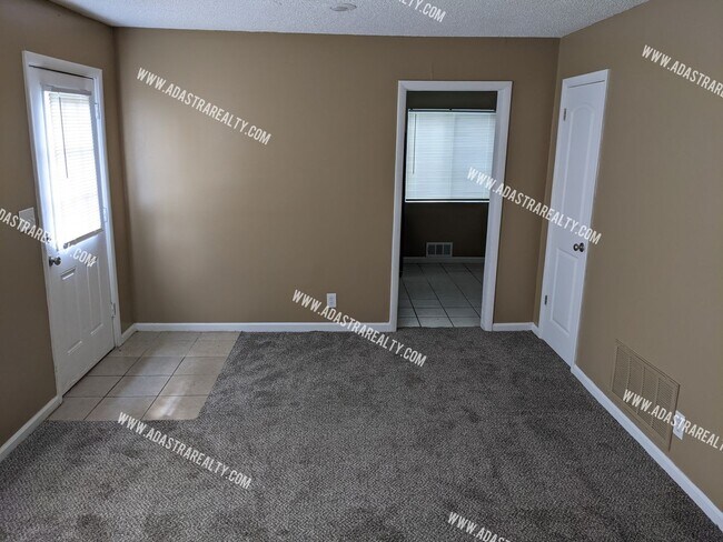 Foto del edificio - Updated South KCMO Home-Available NOW!!