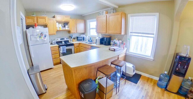Foto del edificio - Close to KSU + Off-Street Parking + Fenced-in Yard + Washer & Dryer Included! Available August 1st!