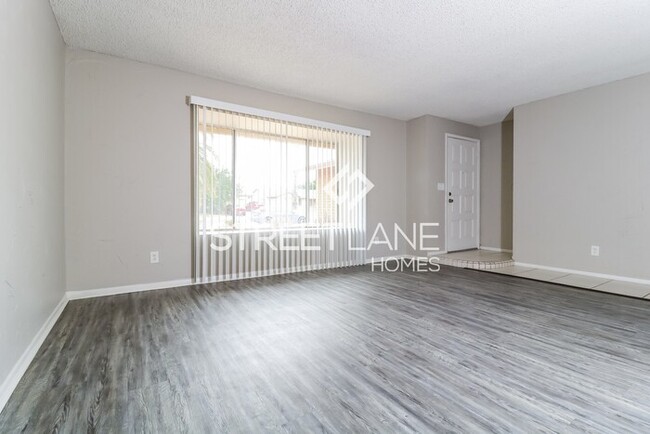 Building Photo - Beautiful 3 Bedroom 2 Bathroom Home in Pho...