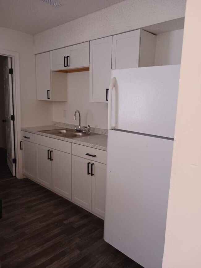Foto del edificio - 3 Bed Townhome in N Chas!