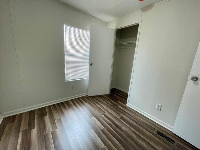 Foto del edificio - 6328 Eugene Acres Ln
