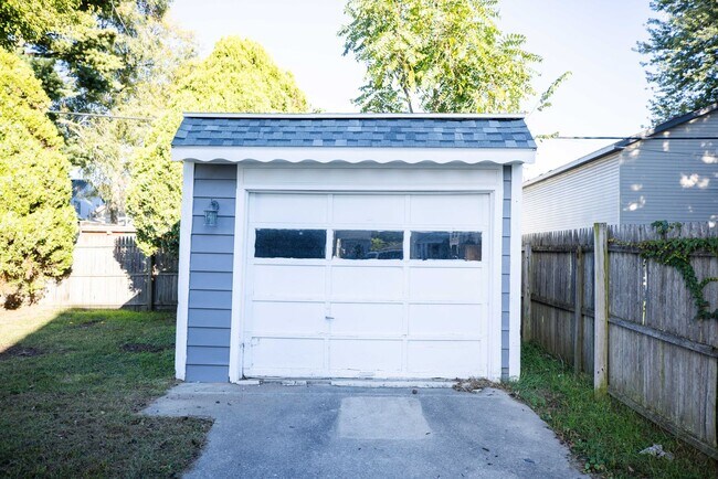 Building Photo - Beautiful, functional, and clean three bed...
