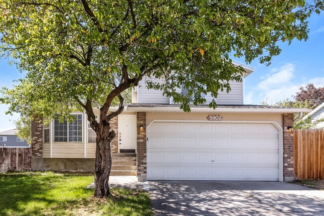 Building Photo - 5902 Woodview Dr