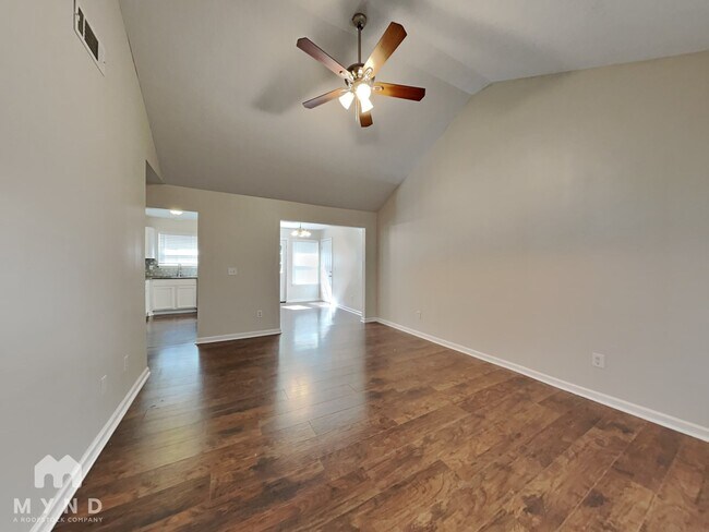 Building Photo - 207 Lake Forest Dr