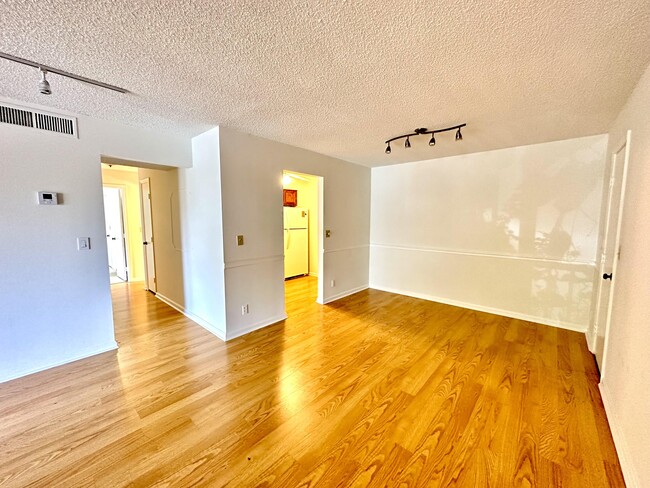 Building Photo - 9815 Pineapple Tree Dr