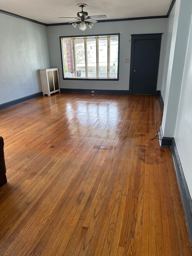 dining room/living room approx 24x16 - 514 N Main St