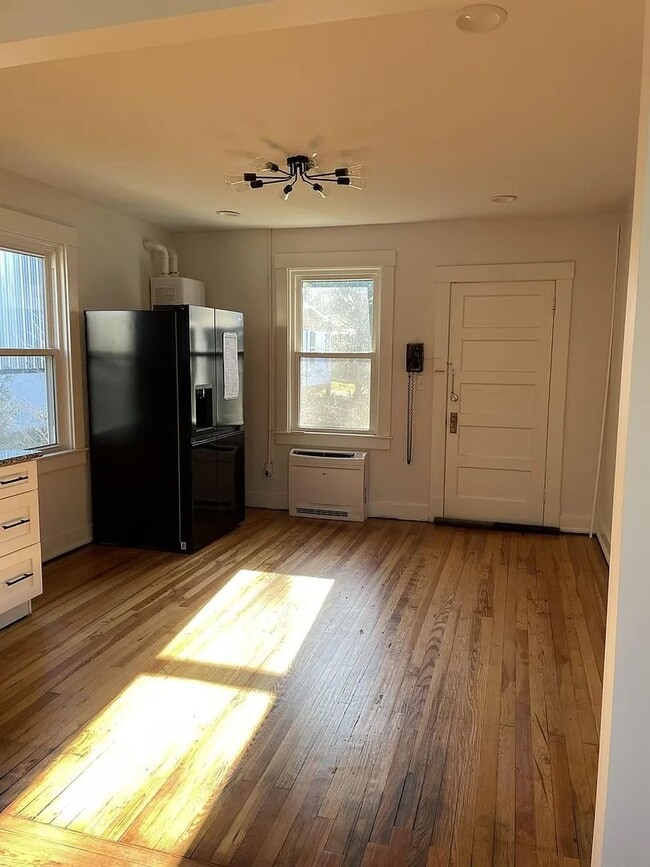 Building Photo - Charming Pet-Friendly Belmont Rental Near Downtown