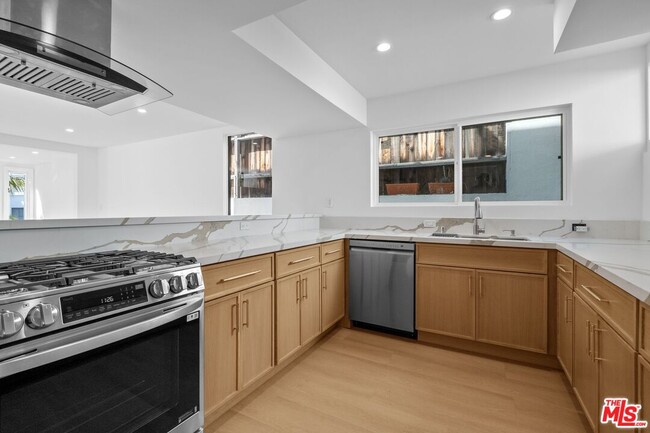 Building Photo - 9315 Lloydcrest Dr