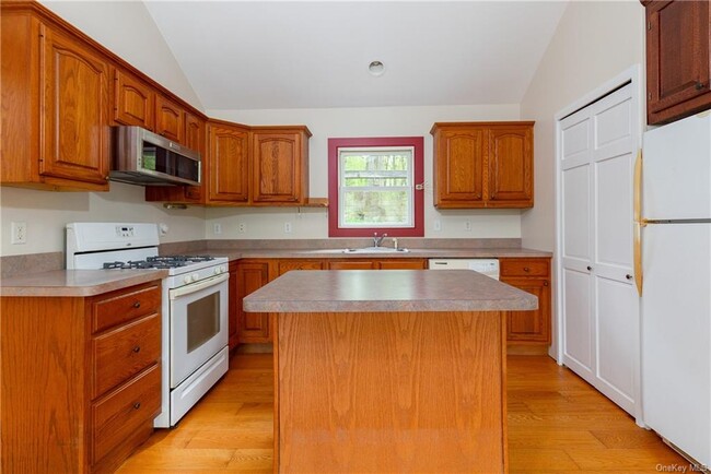 Building Photo - 210-214-214 Gardner Hollow Rd