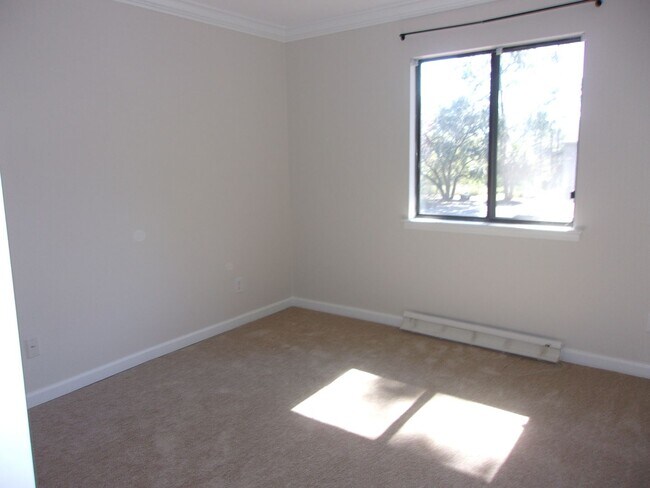 Building Photo - 2 Bedroom / 2 Bathroom @ Forest Cove