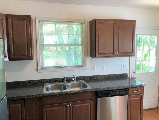 Foto del edificio - 2328 Greenland Ave