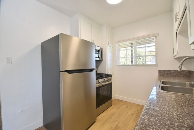 Building Photo - 5734 Hazeltine Ave